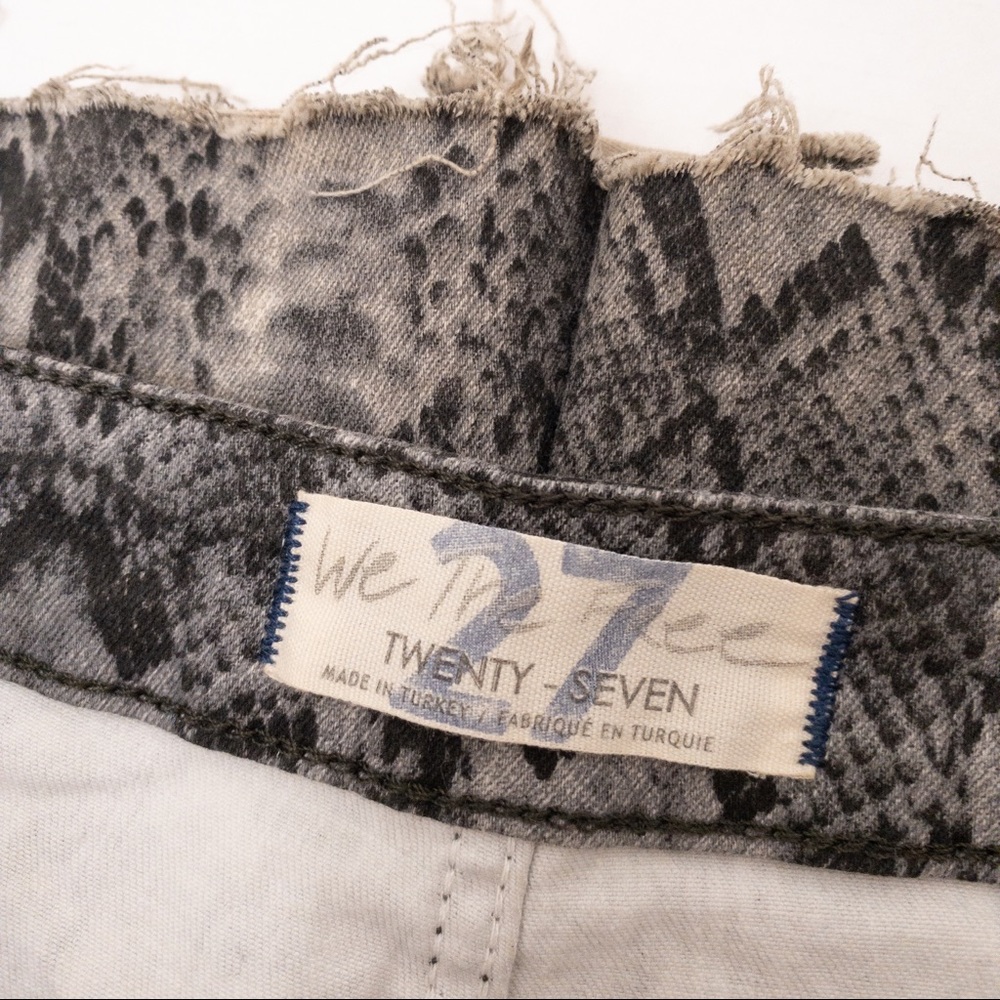 FREE PEOPLE Just Float On Flare Printed Jeans Snakeskin Size 27 - Picture 9 of 9